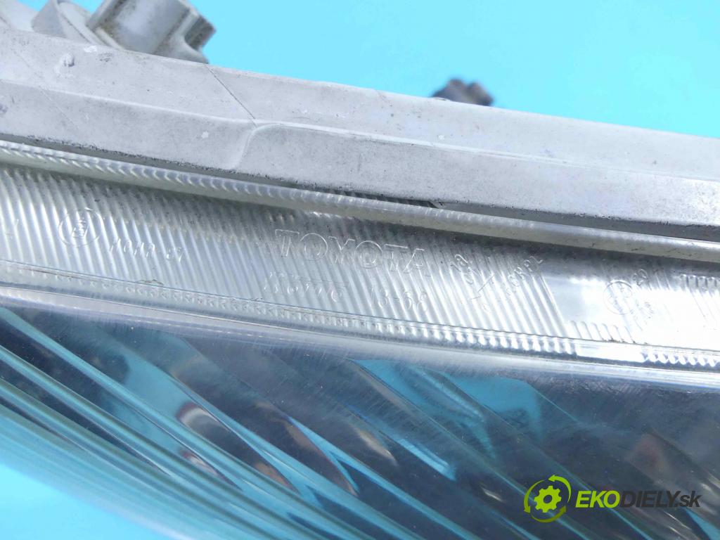 Toyota Corolla Verso I 2001-2004 2.0 D4D 90 HP manual 66 kW 1995 cm3 5- Reflektor: pravý  (Pravé)