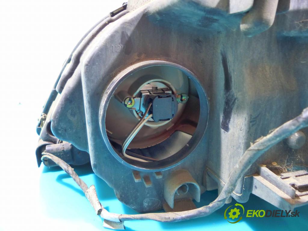 Chrysler Pacifica 3.5 V6 252KM automatic 185 kW 3518 cm3 5- Reflektor: pravý  (Pravé)