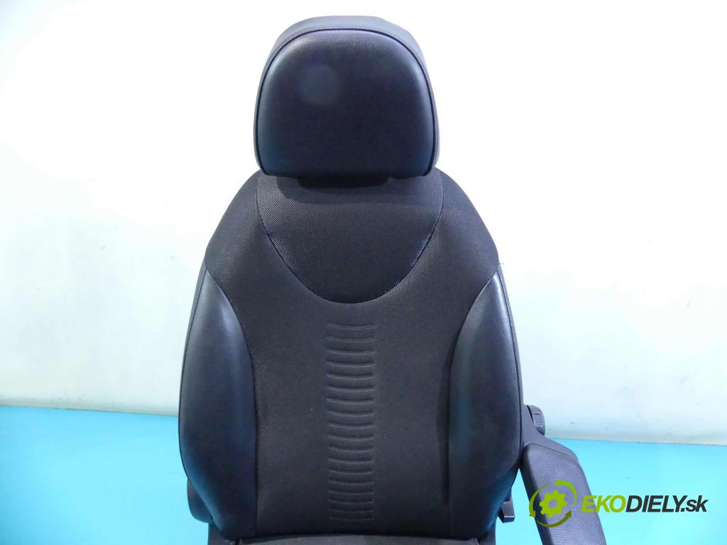 Fiat Idea 1.4 16V 95 hp manual 70 kW 1368 cm3 5- Sedadlo pravý  (Sedačky, sedadla)