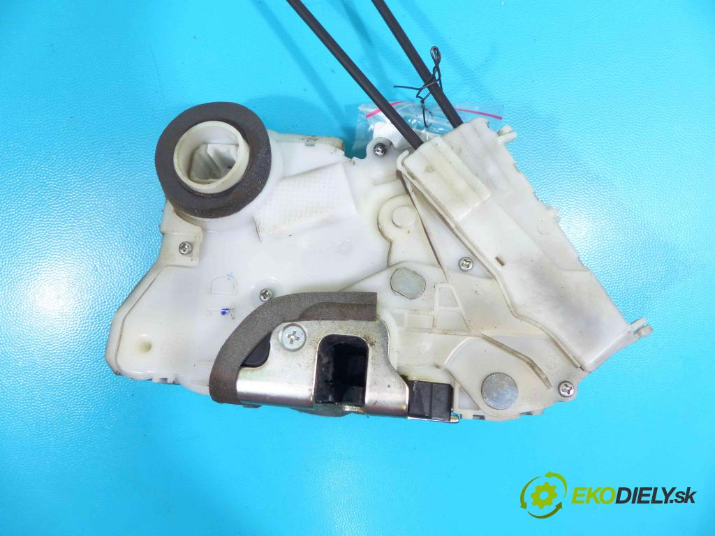 Toyota Yaris III 2011-2020 1.3 vvti 99 hp manual 73 kW 1329 cm3 5- zámek přední levý