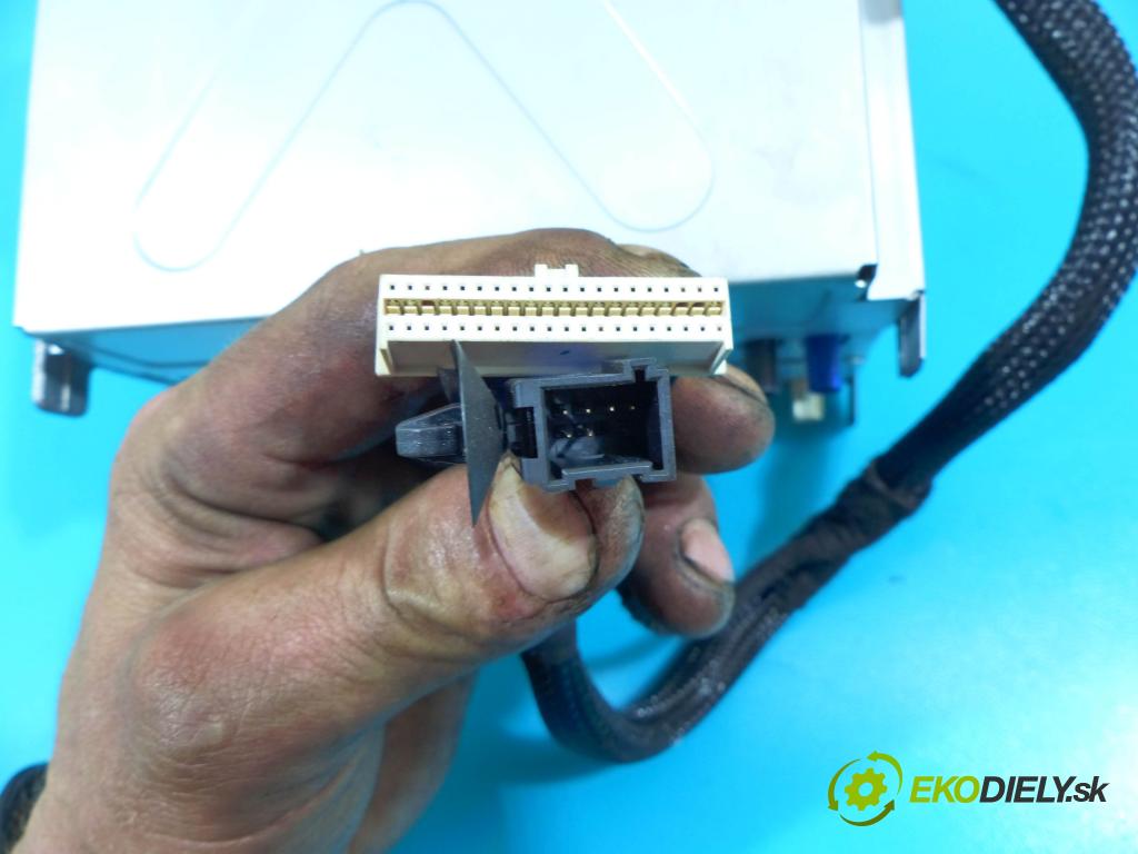 Maserati Ghibli 2013 - 3.0 V6 diesel: 275 HP automatic 202 kW 2987 cm3 4- Radio továreň: 06700084900