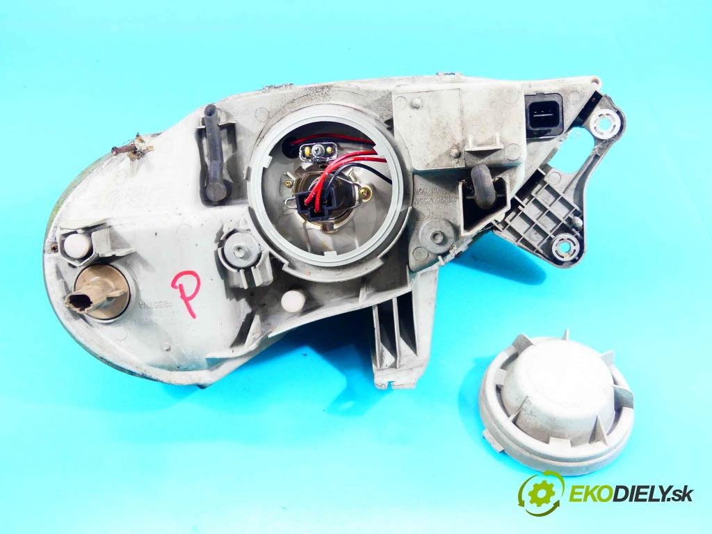 Kia Rio I 1999-2005 1.3 75 HP manual 55 kW 1343 cm3 5- Reflektor: pravý  (Pravé)