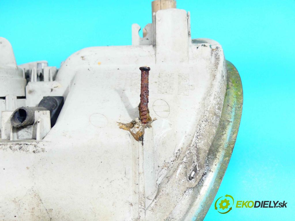 Kia Rio I 1999-2005 1.3 75 HP manual 55 kW 1343 cm3 5- Reflektor: pravý  (Pravé)