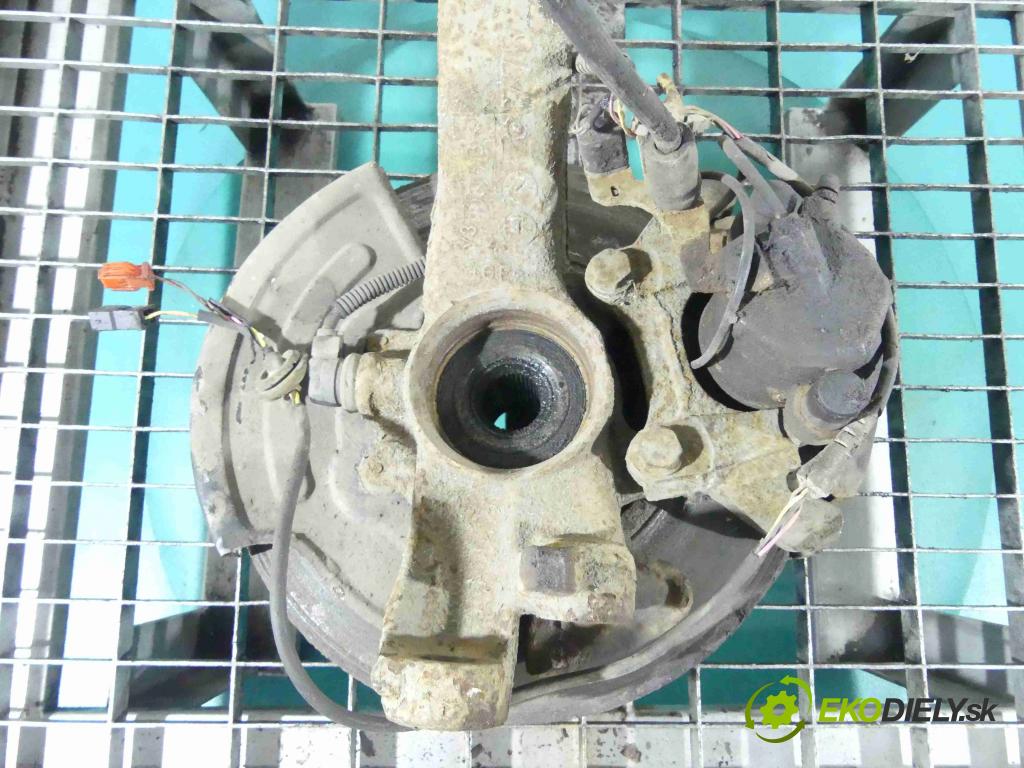 Audi A6 C5 1997-2004 2.5 tdi 179KM manual 132 kW 2496 cm3 5- náboj pravé  (Náboje)