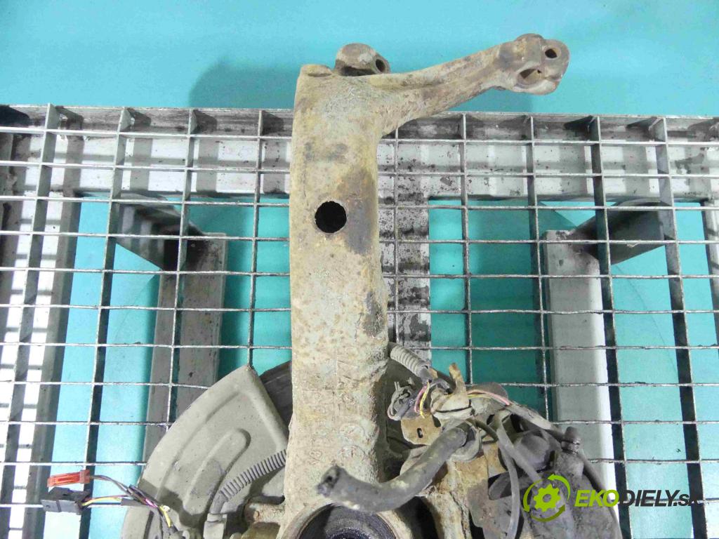 Audi A6 C5 1997-2004 2.5 tdi 179KM manual 132 kW 2496 cm3 5- náboj pravé  (Náboje)