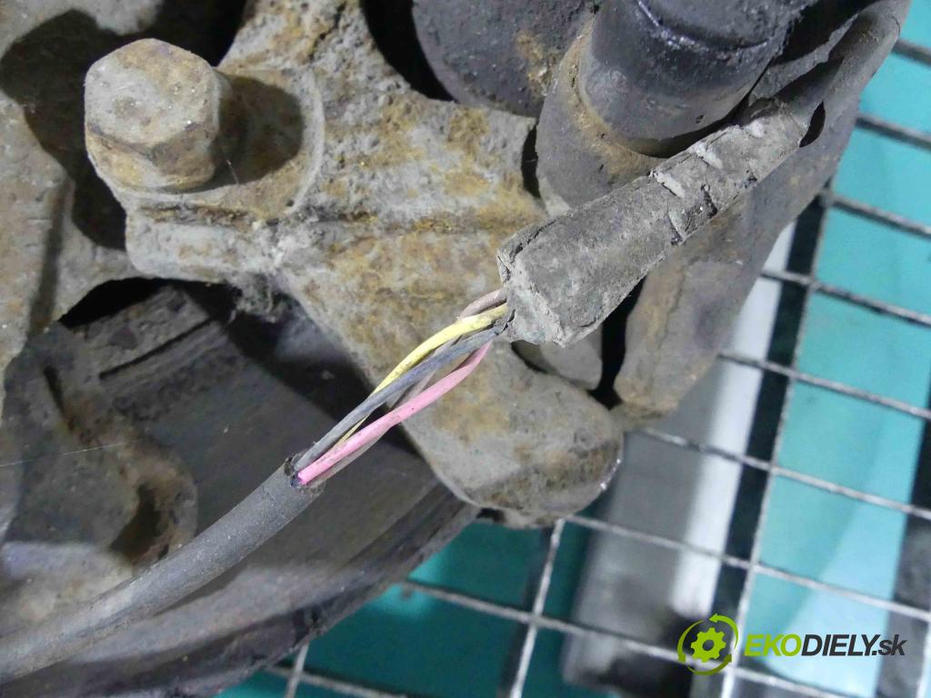 Audi A6 C5 1997-2004 2.5 tdi 179KM manual 132 kW 2496 cm3 5- náboj pravé  (Náboje)