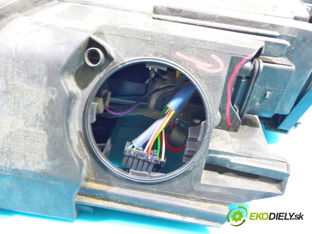 Audi Q7 2005-2015 4,2.0 tdi 326KM automatic 240 kW 4134 cm3 5- Reflektor: pravý 4L0941004B (Pravé)