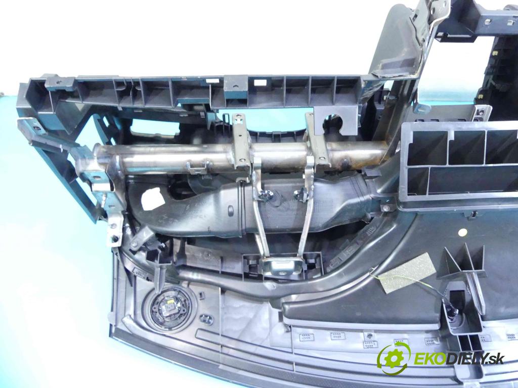 Citroen C4 II 2010-2017 1.6 16v 120 HP manual 88 kW 1598 cm3 5- kokpit,pristrojová doska rozdeľovacia