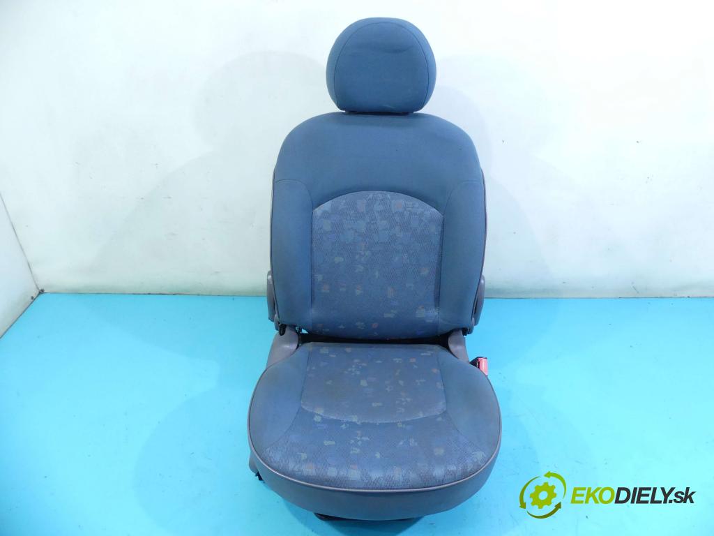 Peugeot 206 1.4 75 hp manual 55 kW 1360 cm3 3- Sedadlo pravý  (Sedačky, sedadla)