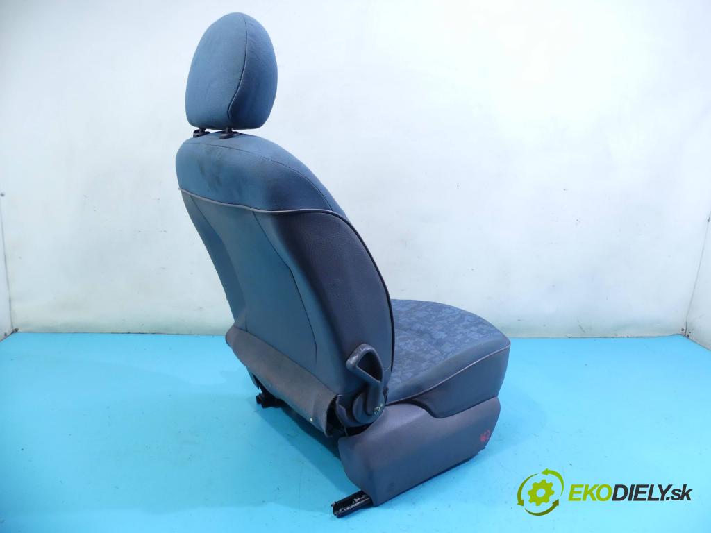 Peugeot 206 1.4 75 hp manual 55 kW 1360 cm3 3- Sedadlo pravý  (Sedačky, sedadla)