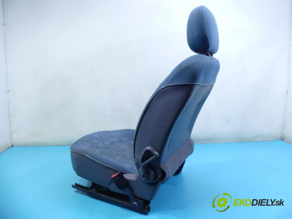 Peugeot 206 1.4 75 hp manual 55 kW 1360 cm3 3- Sedadlo pravý  (Sedačky, sedadla)