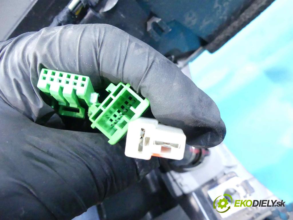 Volvo V50 2.0d 133 HP manual 98 kW 1997 cm3 5- operadlo 8687408 (Lakťové opierky)