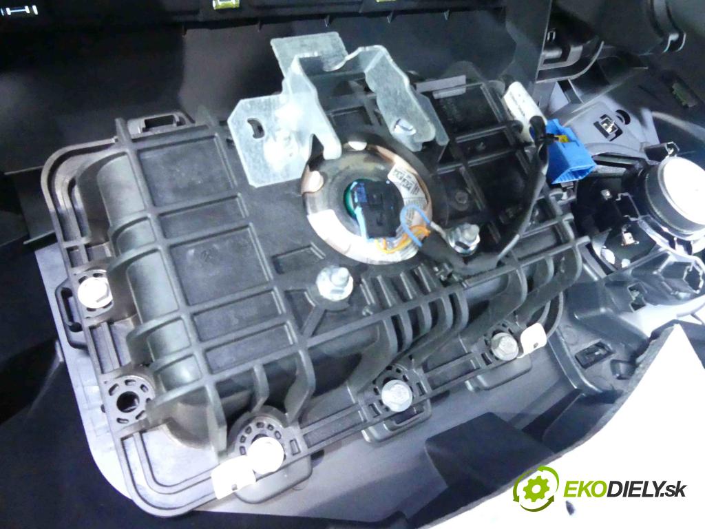 Peugeot 301 1.6 16V 116 HP manual 85 kW 1587 cm3 4- kokpit,pristrojová doska rozdeľovacia