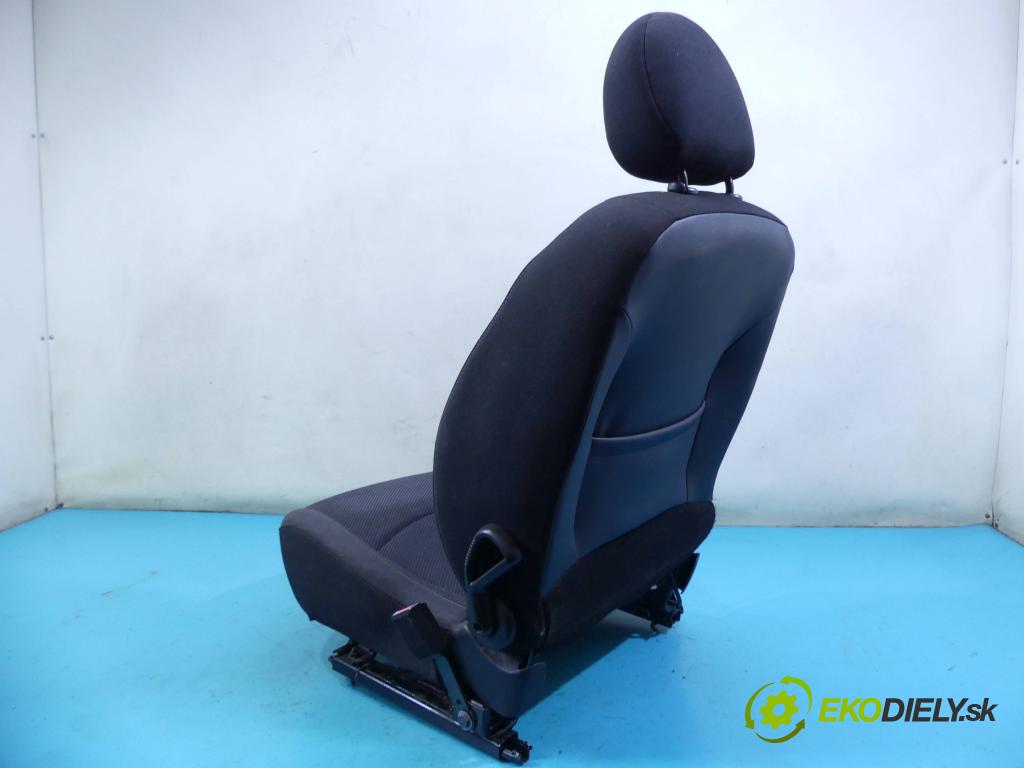 Peugeot 206 1.1b 60 HP manual 44 kW 1124 cm3 3- Sedačka pravý  (Sedačky, sedadlá)