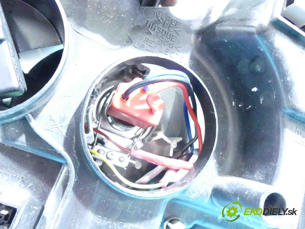 Peugeot Expert II 2006-2016 2.0 hdi 120 HP manual 88 kW 1997 cm3 5- Reflektor: pravý 89902604 (Pravé)