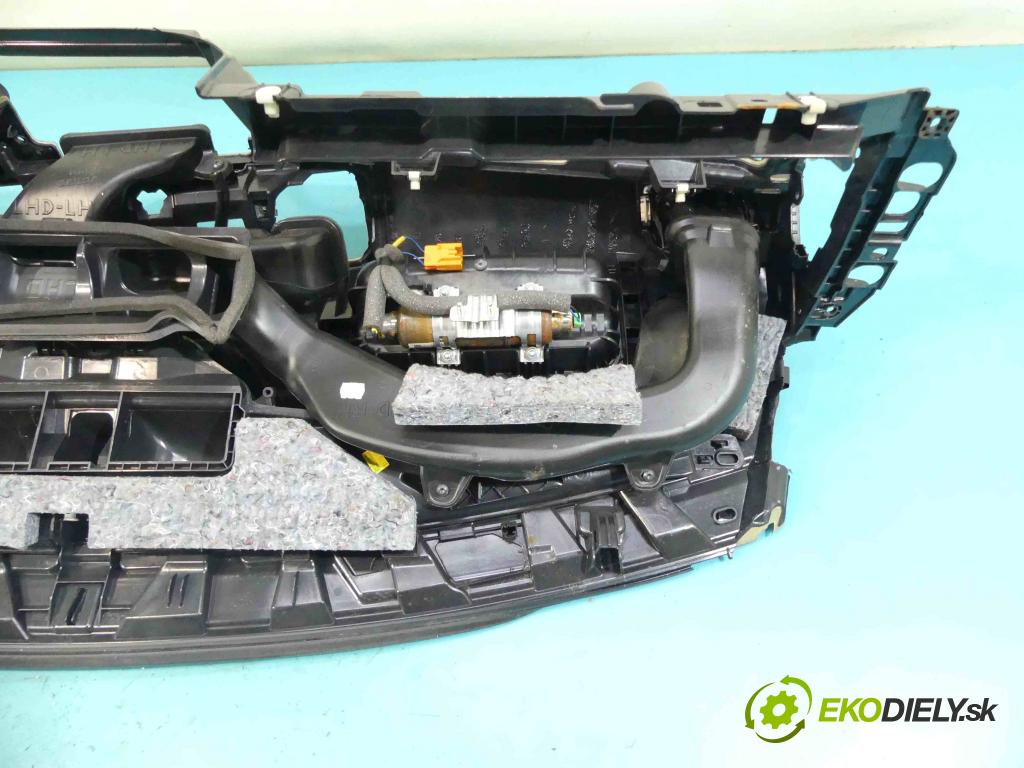 Volvo V60 I 2010-2018 2.4 D5 181KM automatic 133 kW 2400 cm3 5- kokpit,pristrojová doska rozdeľovacia 616289100C