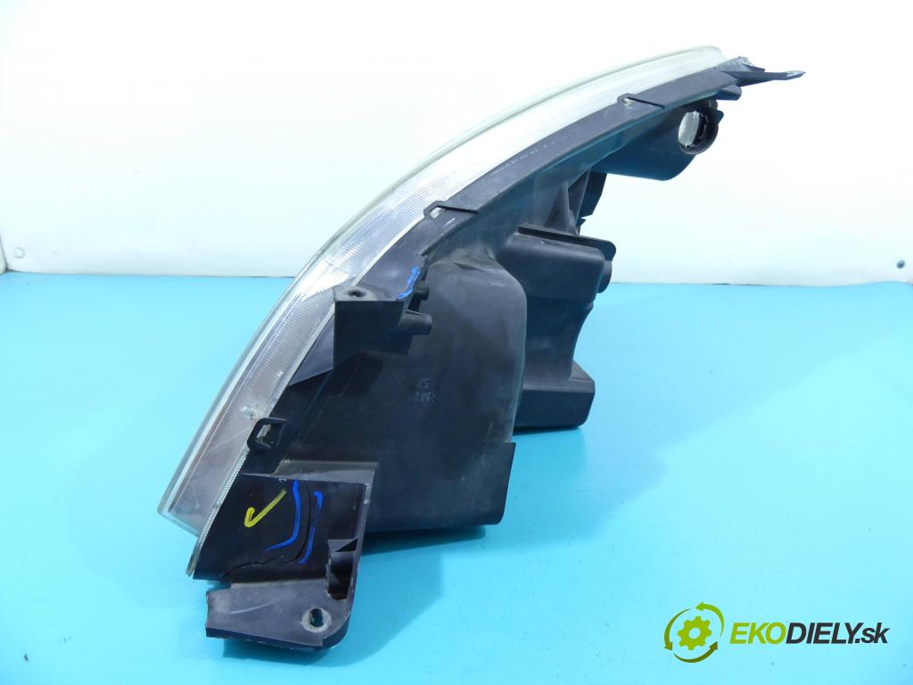 Toyota Corolla Verso II 2004-2009 2.0 D4D 116 HP manual 85 kW 1995 cm3 5- Reflektor: pravý  (Pravé)