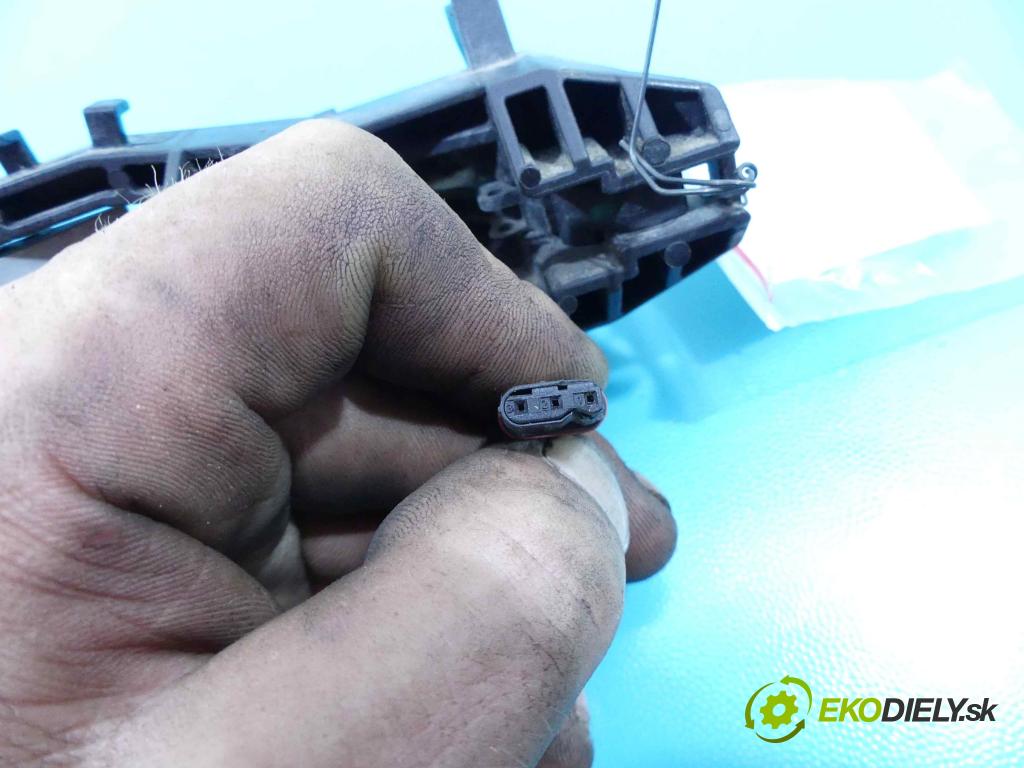 Mercedes CLK II C209 2002-2009 2,2.0 cdi 150 HP automatic 110 kW 2148 cm3 2- rukoväť predné ľavé mimo:  (Vonkajšie predné ľavé)