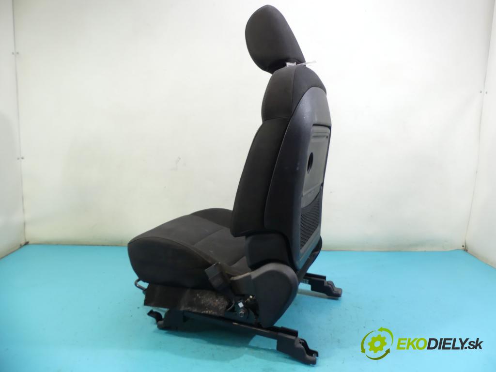 Kia Carens IV 2013-2019 1.7 crdi 141 HP automatic 104 kW 1685 cm3 5- Sedačka pravý  (Sedačky, sedadlá)