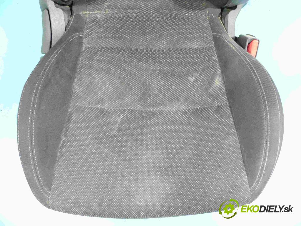 Kia Carens IV 2013-2019 1.7 crdi 141 HP automatic 104 kW 1685 cm3 5- Sedačka pravý  (Sedačky, sedadlá)