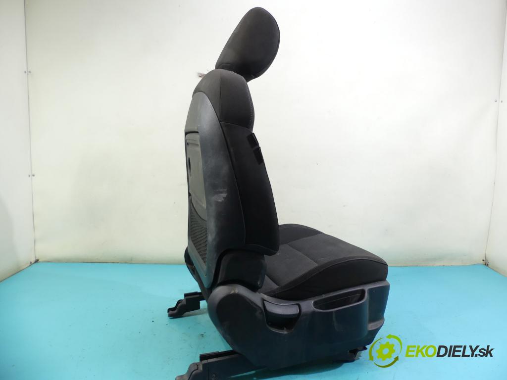 Kia Carens IV 2013-2019 1.7 crdi 141 HP automatic 104 kW 1685 cm3 5- Sedačka pravý  (Sedačky, sedadlá)