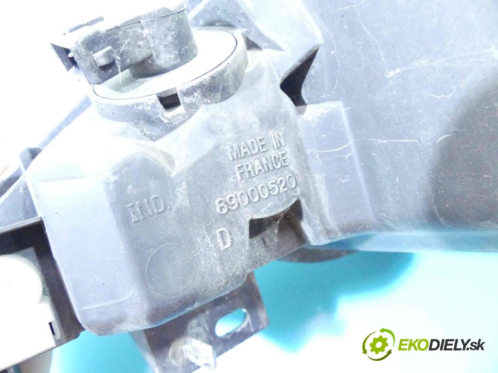 Peugeot 206 1.1 60 HP manual 44 kW 1124 cm3 5- Reflektor: pravý 89000520 (Pravé)