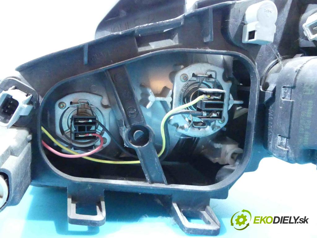 Peugeot 206 1.1 60 HP manual 44 kW 1124 cm3 5- Reflektor: pravý 89000520 (Pravé)