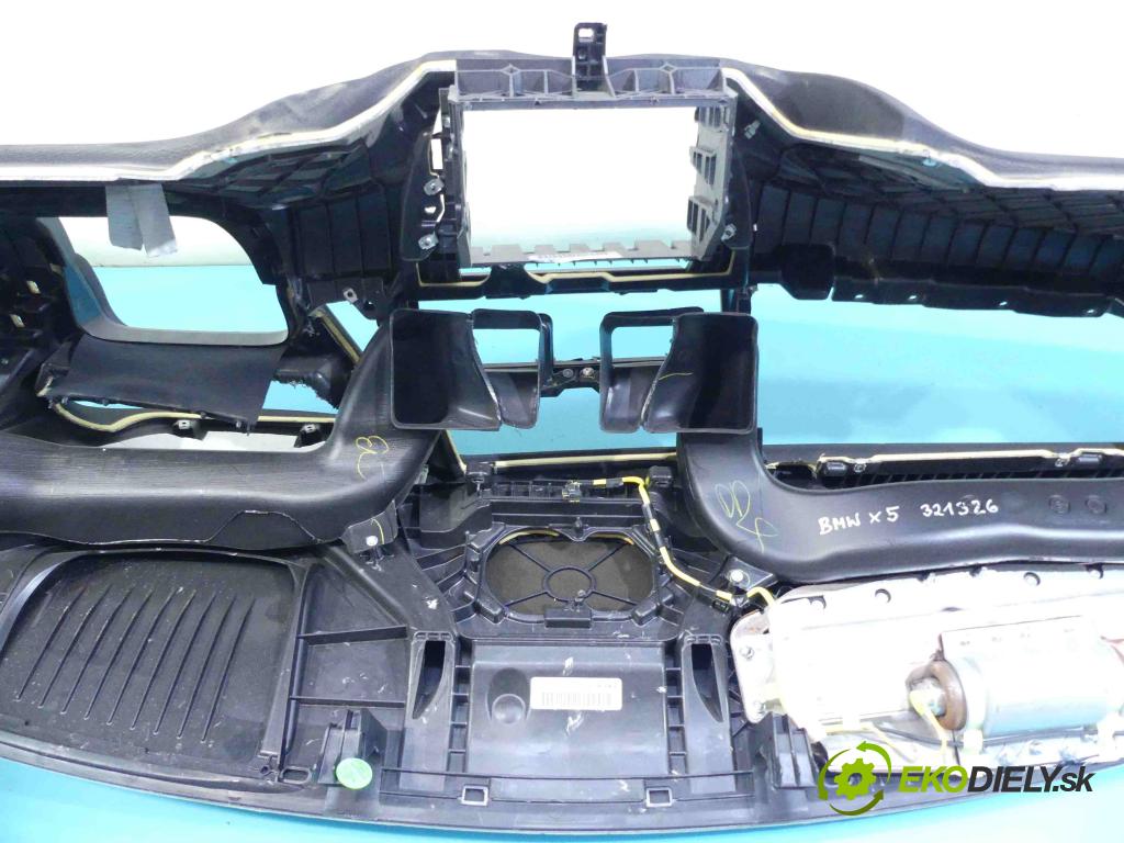Bmw X5 E70 2006-2013 3.0d 306KM automatic 225 kW 2993 cm3 5- kokpit,pristrojová doska rozdeľovacia