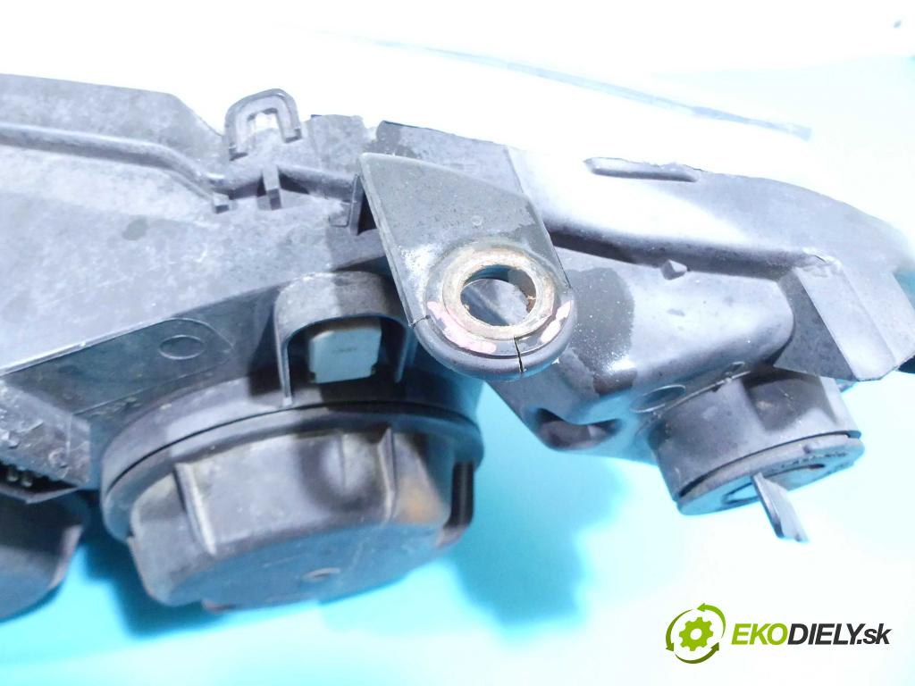 Peugeot 307 2.0 16v 136 HP manual 100 kW 1997 cm3 5- Reflektor: pravý  (Pravé)