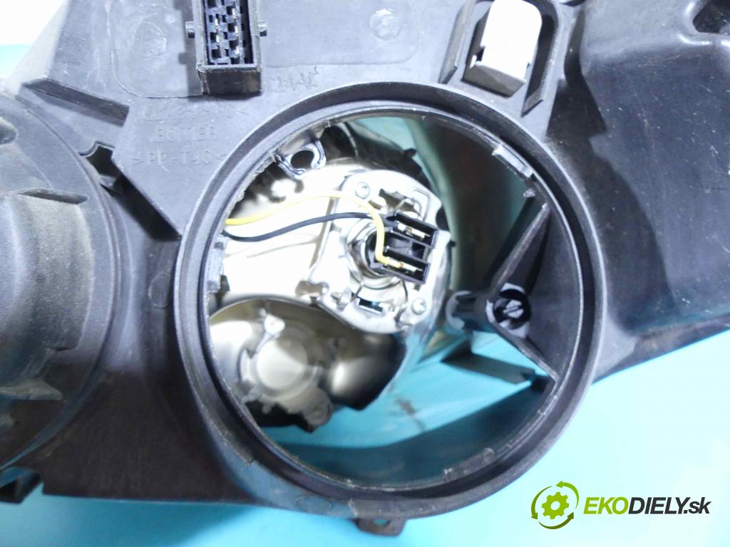 Peugeot 307 2.0 16v 136 HP manual 100 kW 1997 cm3 5- Reflektor: pravý  (Pravé)