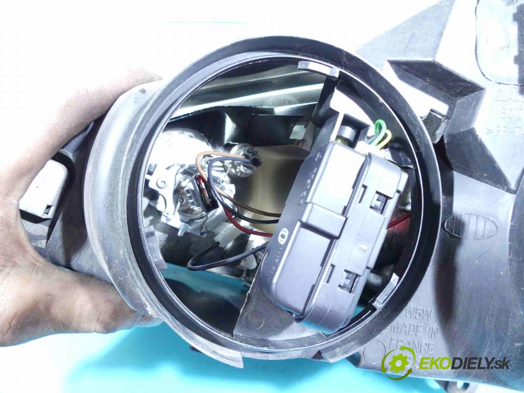 Peugeot 307 2.0 16v 136 HP manual 100 kW 1997 cm3 5- Reflektor: pravý  (Pravé)