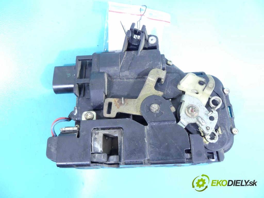 Vw Bora 1.9 tdi 116 hp manual 85 kW 1896 cm3 4- zámek přední pravý