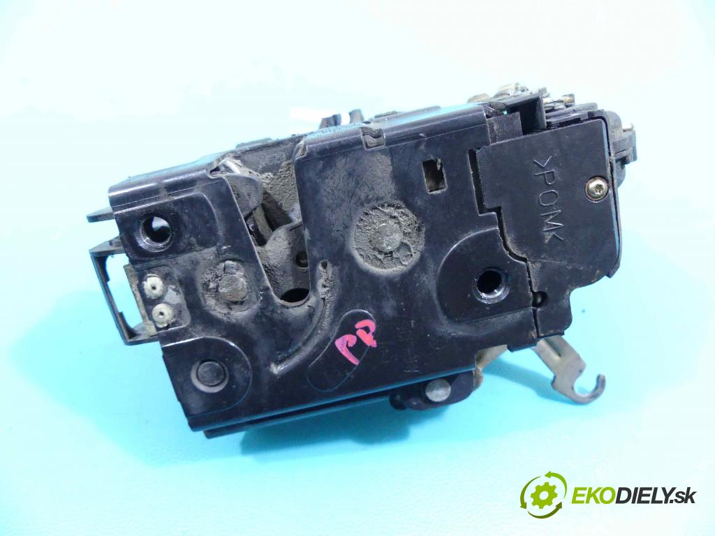 Vw Bora 1.9 tdi 116 hp manual 85 kW 1896 cm3 4- zámek přední pravý