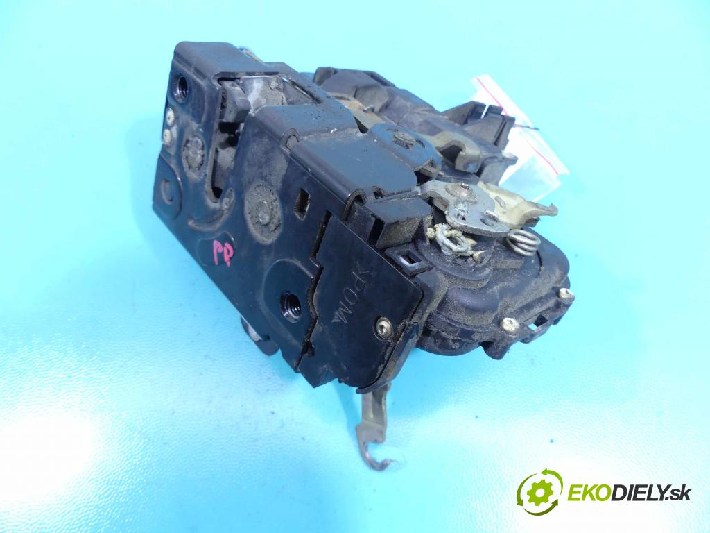 Vw Bora 1.9 tdi 116 hp manual 85 kW 1896 cm3 4- zámek přední pravý 