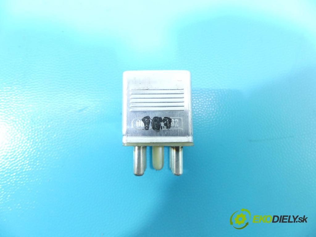 Fiat Tempra 2.0 113 HP manual 83 kW 1999 cm3 4- Relé: 0332205004 (Relé)