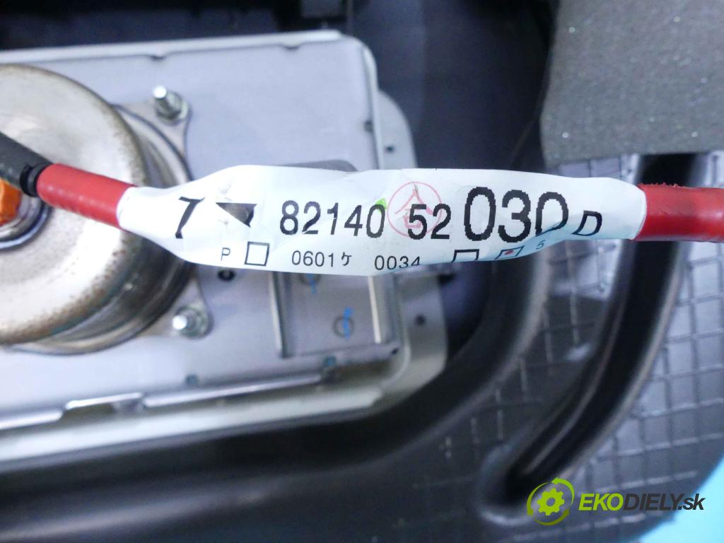 Toyota Urban Cruiser 1.3 vvti 101 HP manual 74 kW 1329 cm3 5- kokpit,pristrojová doska rozdeľovacia