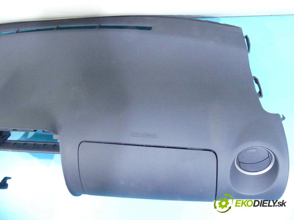 Toyota Urban Cruiser 1.3 vvti 101 HP manual 74 kW 1329 cm3 5- kokpit,pristrojová doska rozdeľovacia