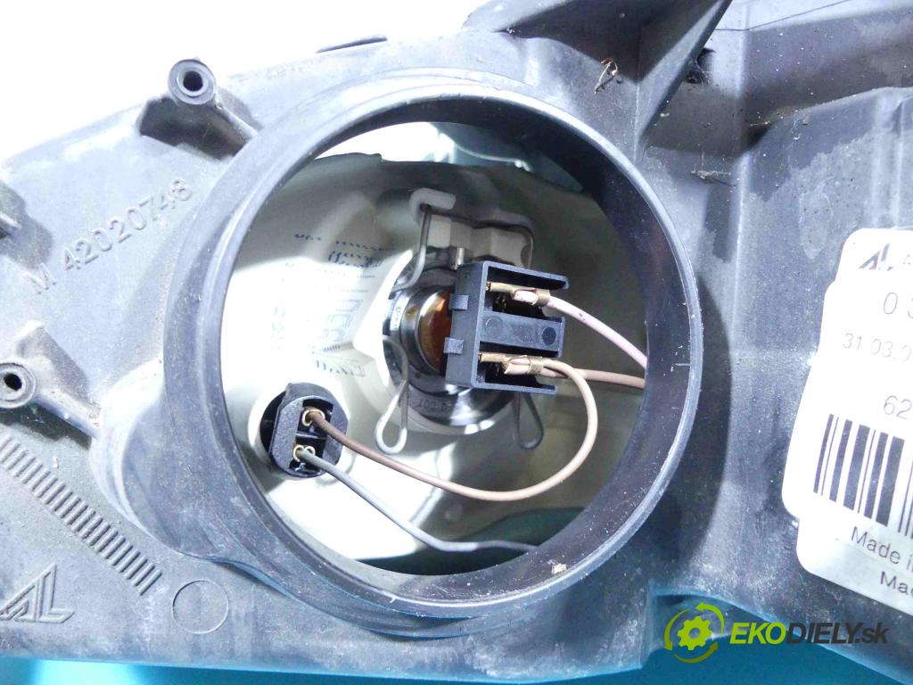 Peugeot 407 2.0 hdi 136 HP manual 100 kW 1997 cm3 4- Reflektor: pravý 0301213274 (Pravé)