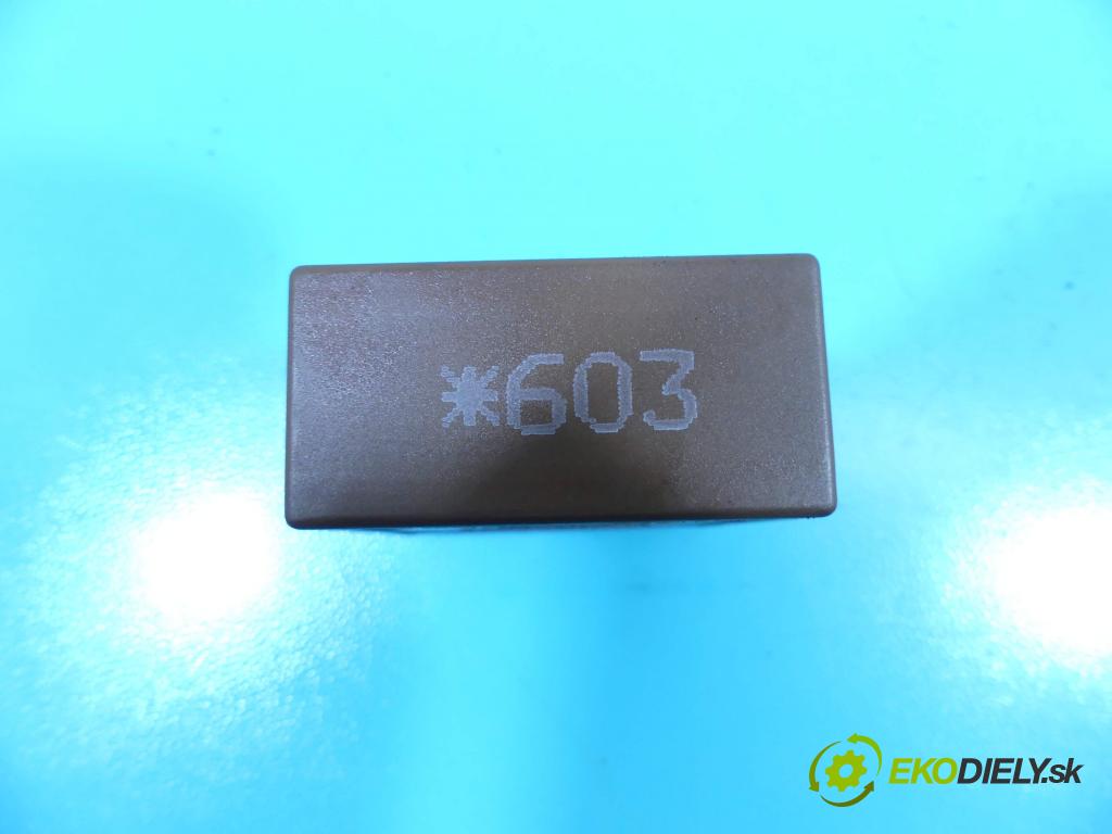 Audi A3 8L 1996-2003 1.6 SR 101 HP manual 74 kW 1595 cm3 3- Relé: 4B0955531E (Relé)