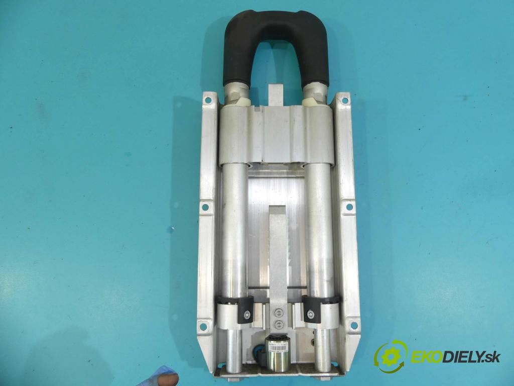 Bmw 3 E46 1998-2007 2.5 24v M52/TU 170 HP automatic 125 kW 2494 cm3 2- Opierka hlavy kreslo: 8260316