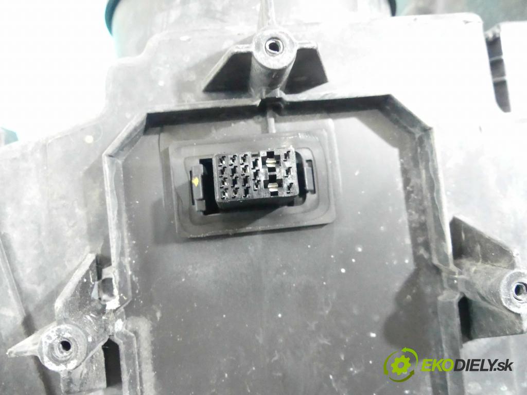 Peugeot 407 2.0 hdi 136 HP manual 100 kW 1997 cm3 5- Reflektor: pravý 0301213272 (Pravé)