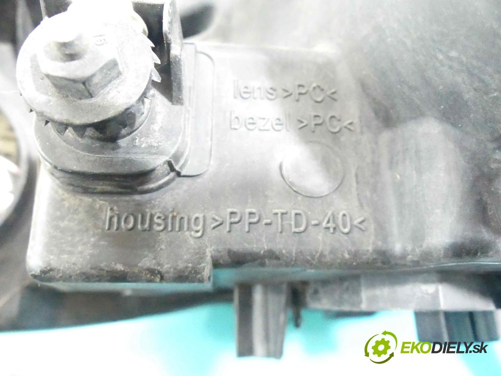 Peugeot 407 2.0 hdi 136 HP manual 100 kW 1997 cm3 5- Reflektor: pravý 0301213272 (Pravé)