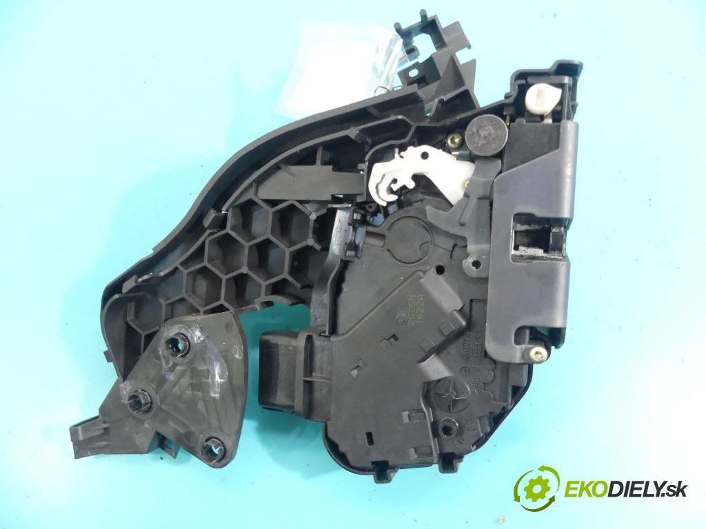 Volvo V50 1.8 16v 125 hp manual 92 kW 1798 cm3 5- zámek zadní pravý 30699112