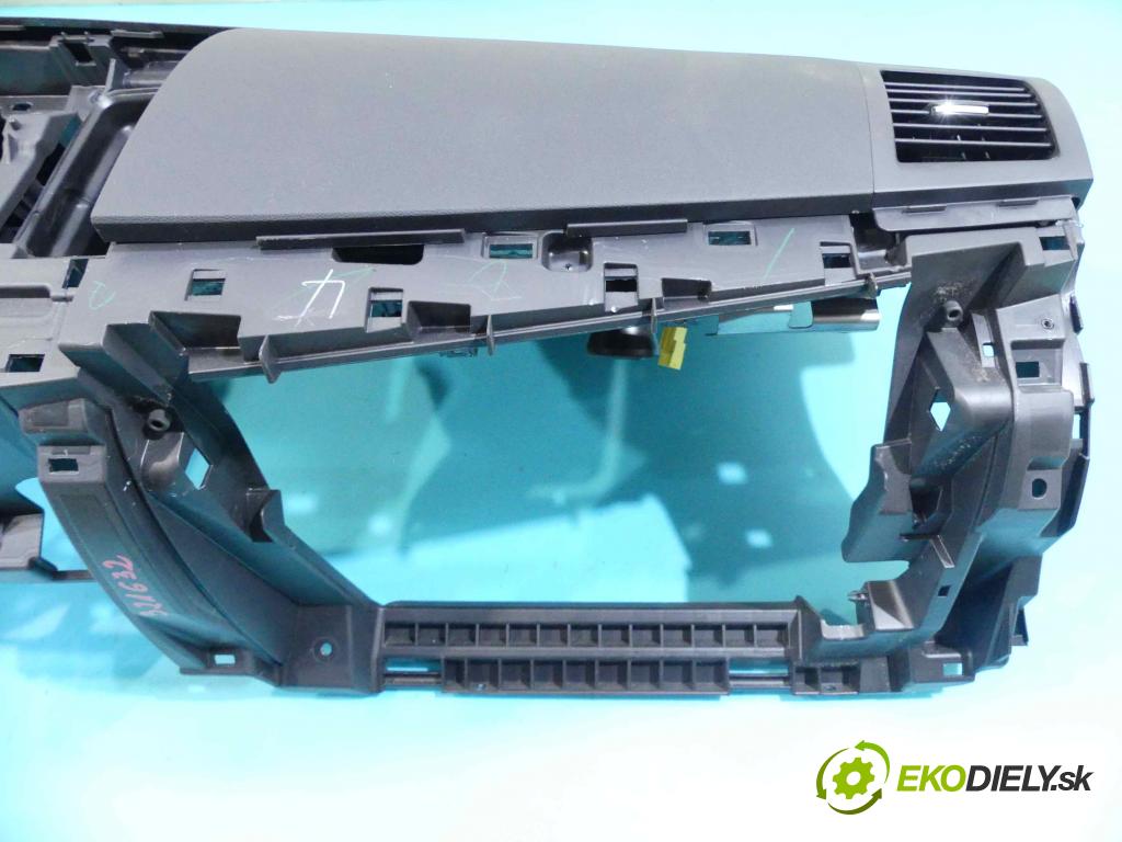 Mitsubishi Lancer VIII 2007-2016 1.8 16v 143 HP manual 105 kW 1798 cm3 5- kokpit,pristrojová doska rozdeľovacia