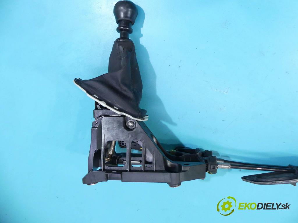 Toyota Avensis III T27 2009-2018 2.2 D-CAT 177 HP manual 130 kW 2231 cm3 4- Páka: Změny: stupeň,rýchlosť  (Rýchlostné páky / kulisy)