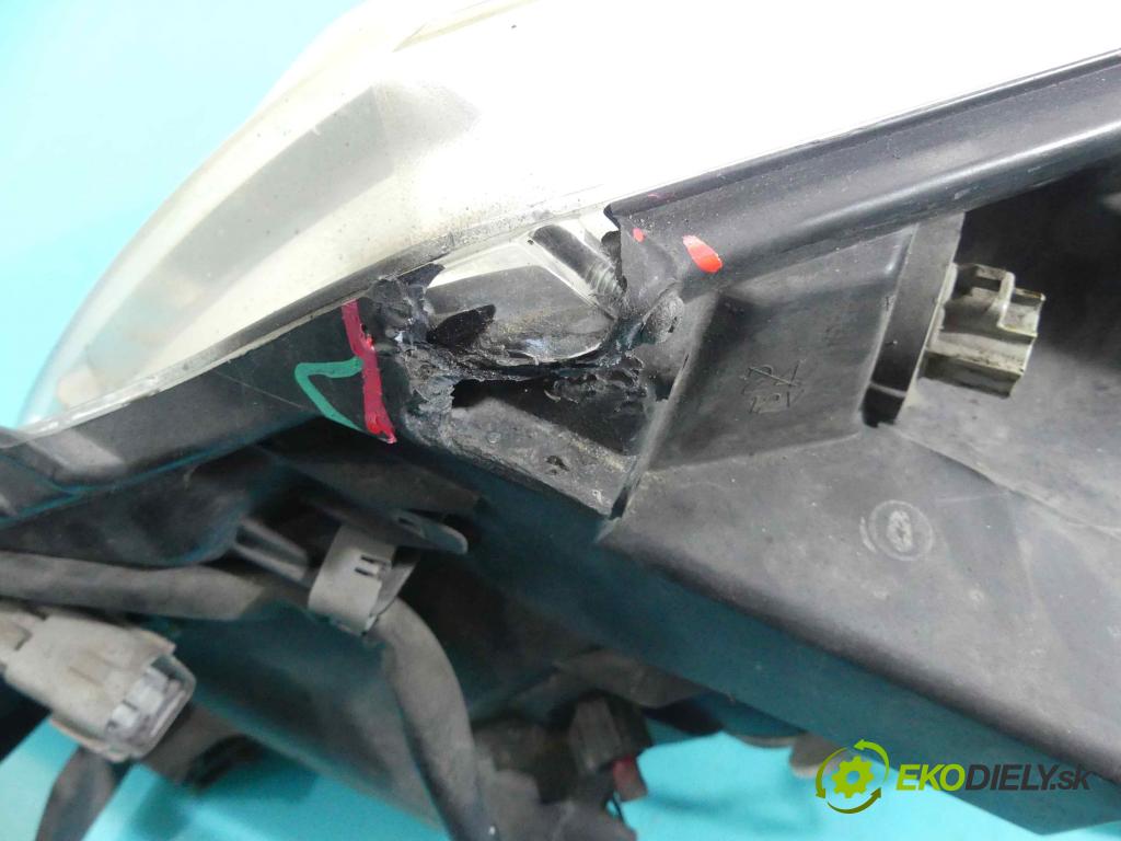 Toyota Avensis III T27 2009-2018 2.2 D-CAT 177 HP manual 130 kW 2231 cm3 4- Reflektor: pravý 81126-05310 (Pravé)