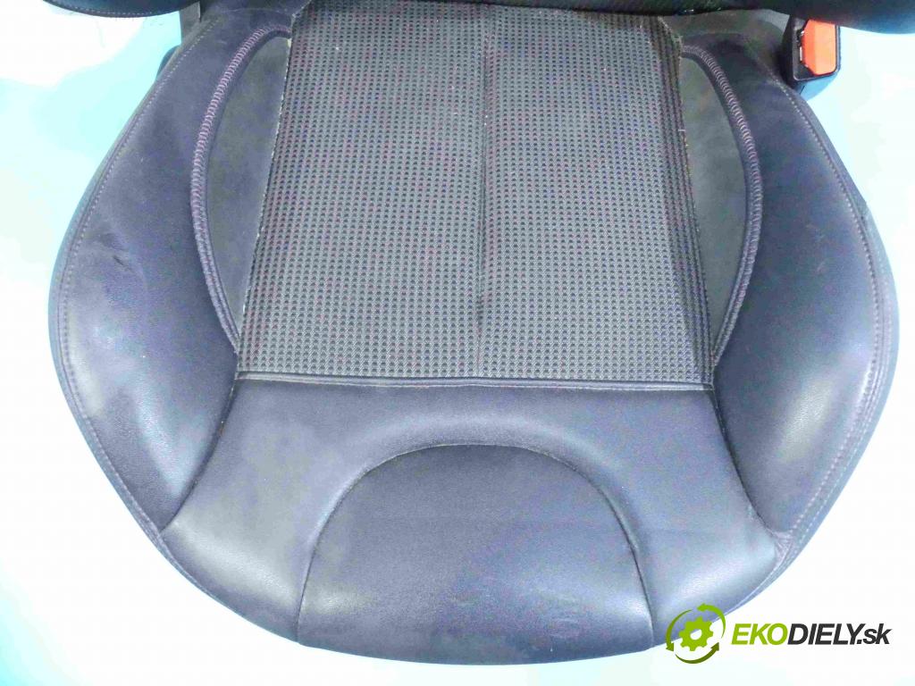Peugeot 208 I 2012-2019 1.6 hdi 92 HP manual 68 kW 1560 cm3 3- Sedačka pravý  (Sedačky, sedadlá)