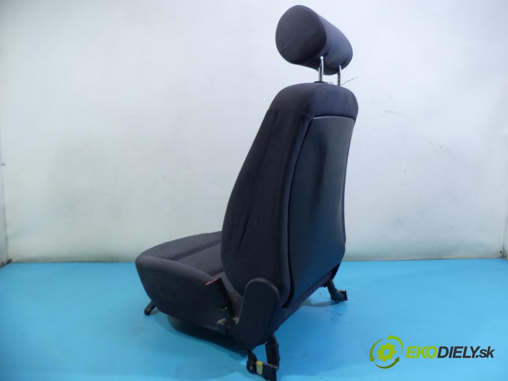 Audi A4 B5 1994-2001 1.8 20v 125 HP manual 92 kW 1781 cm3 5- Sedačka pravý  (Sedačky, sedadlá)