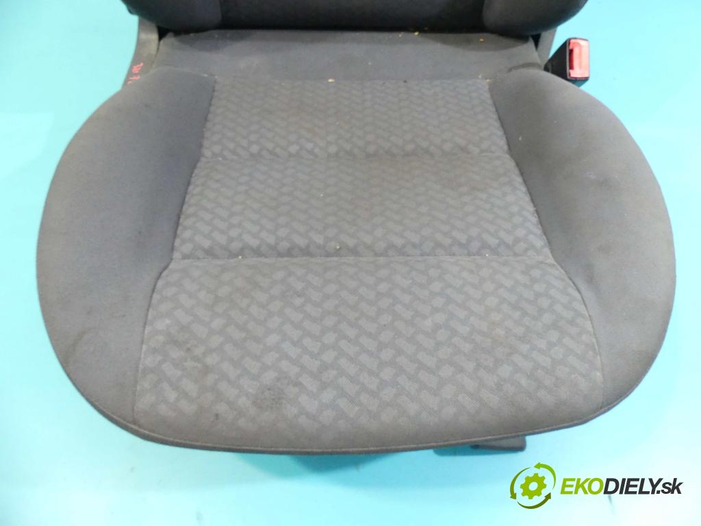 Audi A4 B5 1994-2001 1.8 20v 125 HP manual 92 kW 1781 cm3 5- Sedačka pravý  (Sedačky, sedadlá)