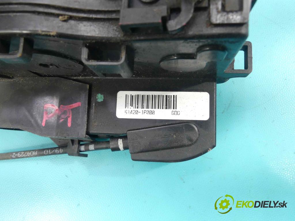 Kia Venga 1.4 16v 90 hp manual 66,2 kW 1396 cm3 5- zámek zadní pravý 81420-1P000